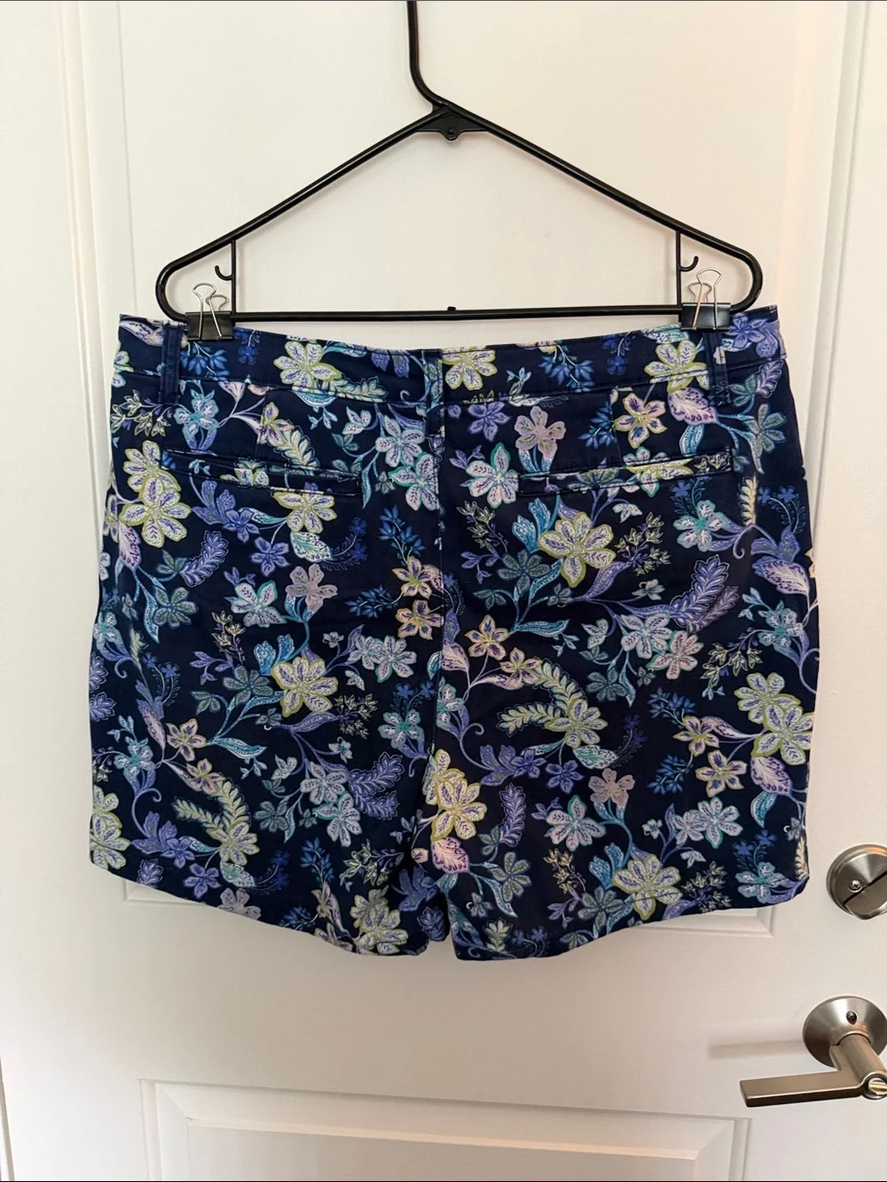 St John’s Bay Women’s Navy Floral Shorts - Picture 2 of 3